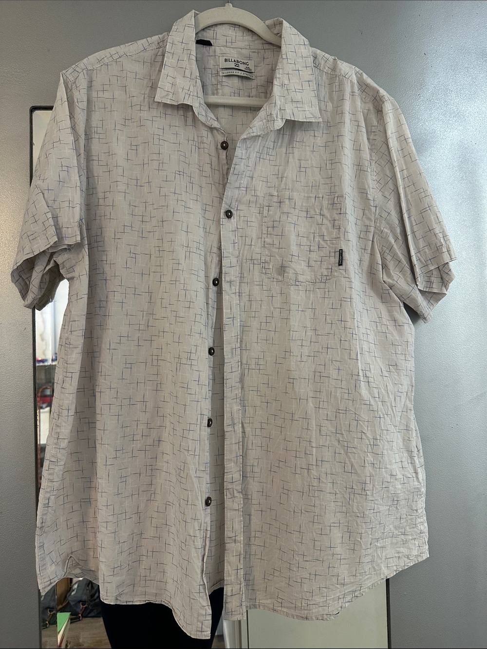 Billabong Men’s Light Gray Short-Sleeve Button-Down with Subtle Navy Grid